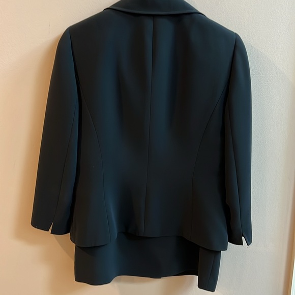 Gorgeous Tahari Navy Skirt Suit Gold Buttons Back Slit Size 8 - Picture 4 of 6